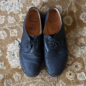 Dr. Martens Black Leather unisex shoes / M7 W9